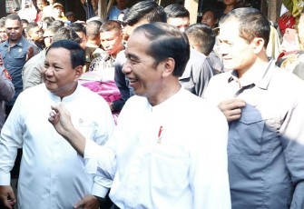 Menhan Prabowo saat Dampingi Presiden Jokowi Blusukan di Pasar Grogolan, Pekalongan, Jawa Tengah, Selasa (29/8).
