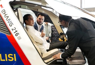 Presiden Joko Widodo saat menghadiri Hub Space x KAI Expo 2023 saat mencoba duduk di dalam kendaraan terbang Ehang 216 milik IMI (Ikatan Motor Indonesia).