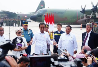 Presiden Joko Widodo didampingi Panglima TNI Laksamana TNI Yudo Margono, S.E., M.M., pada acara pengiriman bantuan ke Palestina bertempat di Baseoff Lanud Halim Perdana Kusuma, Jakarta Timur, Sabtu (4/11/2023).