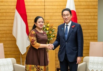 Ketua DPR RI Puan Maharani saat melakukan pertemuan bilateral dengan Perdana Menteri (PM) Jepang Fumio Kishida, di Kantor Perdana Menteri Jepang di Tokyo, Selasa (10/10/2023) sore waktu setempat.