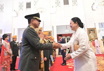 Ketua DPR RI Puan Maharani memberi selamat atas pelantikan Jenderal Agus Subiyanto sebagai Panglima TNI. 