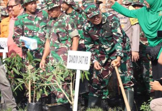 Komandan Kodim 0407 Kota Bengkulu, Kolonel Kav Widodo Pujianto, S.H saat melakukan penanaman pohon, Jumat (08/12/2023).