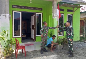 Salah satu warga Betungan saat Pemasangan Bendera Merah Putih 