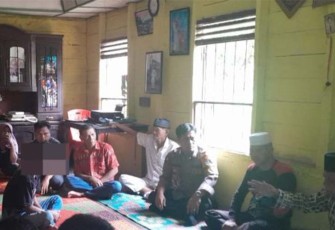 Para tokoh Agama, Adat, dan Masyarakat, beserta warga desa bermusyawarah. Dan, dari hasil musyawarah, para Tokoh dan masyarakat mengambil kesepakatan bersama bahwa pasangan tak sah yang melakukan aib tersebut keluar dari kemasyarakatan di desa yang ada di Paluta itu.