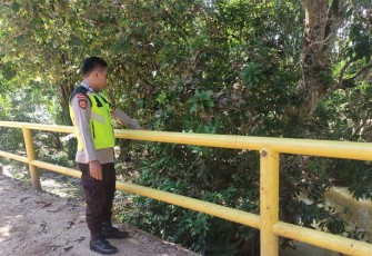 Anggota Polsek Belitang Tiga saat Cek Debit Air Sungai Antisipasi Banjir