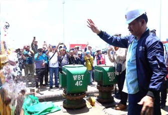  BP Batam Datangkan STS Crane