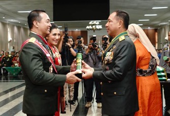 Jenderal TNI (Purn.) Muhammad Andika Perkasa, S.E., M.A., M.Sc., M.Phil., Ph.D., dan KASAD Jenderal TNI Agus Subiyanto.