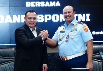 Danpuspom TNI Marsekal Muda (Marsda) TNI Agung Handoko saat konferensi pers bersama Ketua KPK Firli Bahuri di Puspen TNI Cilangkap, Jakarta Timur, Senin (31/7/2023).