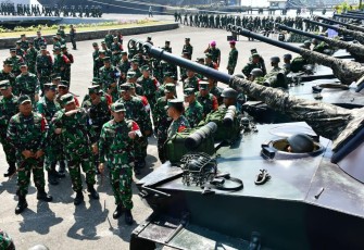 Panglima Komando Gabungan Wilayah Pertahanan (Pangkogabwilhan) II Marsdya TNI Andyawan Martono, S.I.P., selaku Pangkogab TNI II dalam Latihan Gabungan TNI Tahun 2023, saat memimpin Apel Gelar Pasukan, bertempat di Dermaga Madura Koarmada II Ujung Surabaya, Jawa Timur, Kamis (27/07/2023).