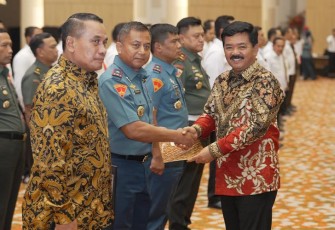 Brigjen TNI Marinir Nawawi Terima Penghargaan PIN Emas