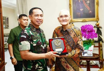 Panglima TNI Jenderal TNI Agus Subiyanto saat menyerahkan cindera mata kepada Sesepuh TNI Jenderal TNI (Purn) Try Sutrisno di Menteng, Jakarta-Pusat, Rabu (6/12/2023).