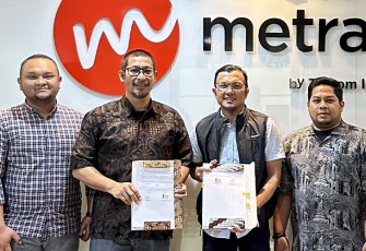 Direktur Bisnis Metranet, Faisal Yusuf (kedua dari kiri) bersama Direktur Utama Jayantara, Rakhmat Farunuddin (kedua dari kanan) didampingi Manager Sales Government Segment Metranet Hendra Sitepu (paling kiri) dan Head of Business Jayantara Delrizki Lutfi (paling kanan) usai penandatanganan kerja sama strategis antara Metranet dan Jayantara di Jakarta, beberapa waktu lalu. 