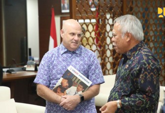 Menteri PUPR Basuki Hadimuljono saat menerima kunjungan dari USAID Mission Director Indonesia Jeffery Cohen dan Director Environment Office USAID Indonesia Brian Dusza di Kantor Pusat Kementerian PUPR, Jumat (15/09/2023). 