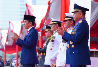Presiden RI H. Joko Widodo selaku Inspektur Upacara yang didampingi oleh Panglima TNI Laksamana TNI Yudo Margono, bersama Kasad, Kasal, dan Kasau, dalam rangka Hari Ulang Tahun ke-78 TNI dengan mengusung tema “TNI Patriot NKRI, Pengawal Demokrasi Untuk Indonesia Maju”, berlangsung di Silang Monas, Jakarta Pusat, Kamis (5/10/2023).