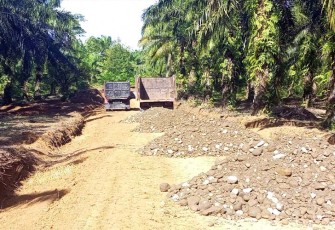 Material koral disiapkan untuk pengerasan jalan pengerjaan fisik TMMD Reguler ke-117 Kodim 0407/Kota Bengkulu