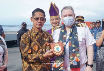 Wakil walikota Bitung saat menyambut kedatangan awak kapal dan penumpang kapal Pesiar MV Arcadia Hamilton di dermaga samudera bitung