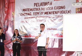 Wali Kota Maurits Mantiri saat memantau pelatihan kegiatan berhitung dengan metode Gasing