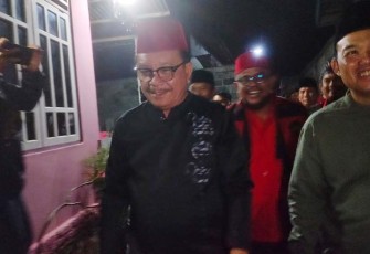 Walikota Bitung menggunakan peci merah saat berkeliling membangunkan sahur warga