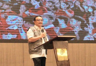 Walikota Bitung, Maurits Mantiri saat memberikan paparan