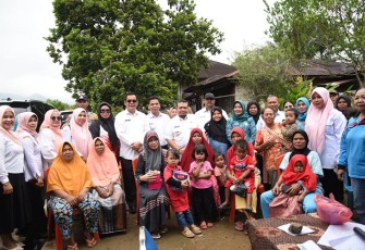Warga Desa Jonggol Jae Kecamatan Arse, Kabupaten Tapanuli Selatan (Tapsel),  petugas dan kader posyandu photo Bersama dengan Bupati Dolly Pasaribu.