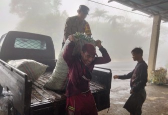 Selain Sambang, Bhabinkamtibmas Tak Sungkan Membantu Warga 