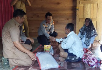 Ada Warga Sakit, Kapolsek Pino dan Pak Bhabin Datang Menjenguk Bawa Sembako