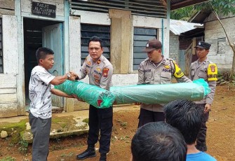 Sambang Desa, Kapolsek Pino Berikan Bantuan Ambal ke Masjid Al Muhajirin