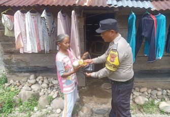 Bhabinkamtibmas Polres Kaur Salurkan Bantuan ke Warga yang Membutuhkan