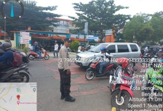 Personel Polsek Ratu Samban “Strong Point Sore” Didepan SMK N 1 Kota Bengkulu