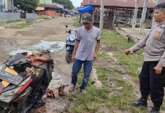 Motor Warga Terbakar, Bhabinkamtibmas Respon Cepat Datangi Lokasi Kejadian