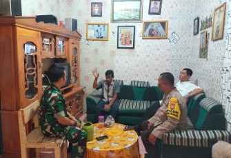Bhabinkamtibmas Rawa Makmur Terima Keluhan Warga Soal Air Sumur Berbau dan Berbuih