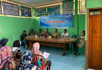 Kapolsek Pino dan Bhabinkamtibmas Hadiri Penyaluran BLT DD