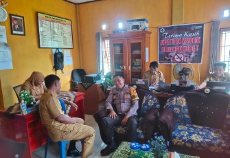 Sambangi Warga, Bhabinkamtibmas  Polsek Kedurang Sampaikan Imbauan Kamtibmas