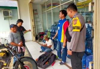 Bhabinkamtibmas Polsek Pino Sambangi Mini Market, Ajak Jaga Kamtibmas