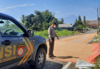 Patroli Polsek Lebong Tengah, Tegur Warga Menjemur Hasil Panen Dijalan