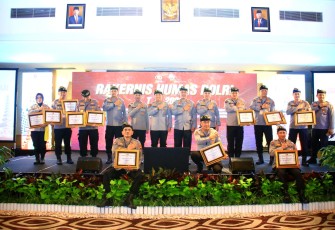 Penghargaan Kadiv Humas Pada Saat Rakernis Humas Polri