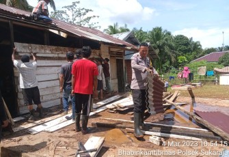 Bhabinkamtibmas dan Warga Saat Membantu Memperbaiki Rumah Warga Yang Rusak Akibat Puting Beliung