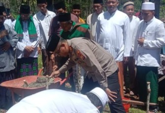 Peletakan Batu Pertama Ponpes Babusallam Oleh Kapolsek Putri Hijau