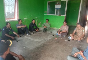 Bhabinkamtibmas Polsek Lebong Selatan Bantu Warga Membersihkan KUD Mangkurajo