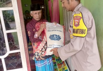 Polsek Lubuk Pinang Salurkan Beras ke Warga Kurang Mampu