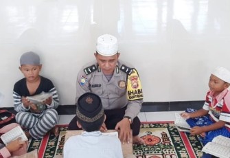 Bhabinkamtibmas Polsek Enggano Saat Mengajar Anak-Anak Mengaji