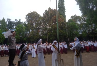 Kanit Binmas Polsek Gading Cempaka Saat Jadi Pembina Upacara
