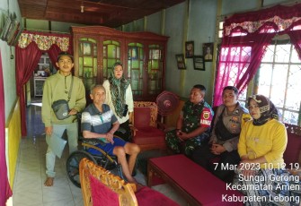 Bhabinkamtibmas Saat Ikut Pendataan BLT DD