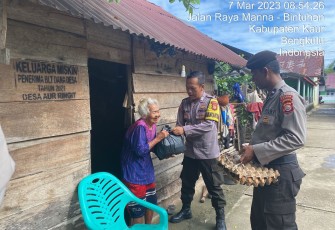 Polsek Tanjung Kemuning Saat Bagikan Sembako