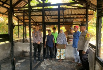 Polsek Giri Mulya Salurkan Bantuan Kepada Korban Musibah Kebakaran