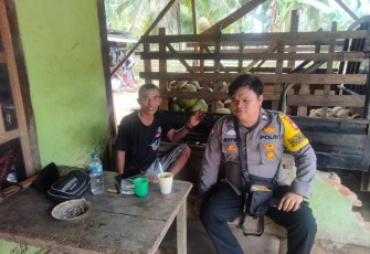 Anggota Bhabinkamtibmas Saat Sambangi Warga Binaannya