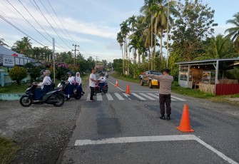 Personel Polsek Pino Raya Saat Mengatur lalin, Bentuk Pelayanan Prima Kepada Warga