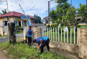 Jumat Bersih, Personel Polsek Gading Cempaka Bersihkan Mako Polsek