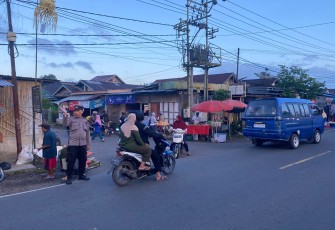 Pengamanan dan Pengaturan Lantas, Polsek Ujan Mas Turunkan Personel di Pasar Tradisional