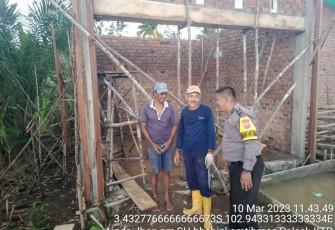 Hadir Ditengah Masyarakat, Bhabinkamtibmas Polsek Kotapadang Bantu Kegiatan Masyarakat